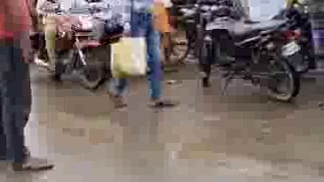 कठेला कोठी चौराहे पर दबंगों ने युवक पर किया जानलेवा हमला वीडियो वायरल