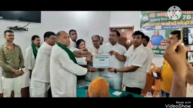 सिरदला के राजद के पदाधिकारियों एवं कार्यकारिणी सदस्यों को दिया गया प्रमाण पत्र