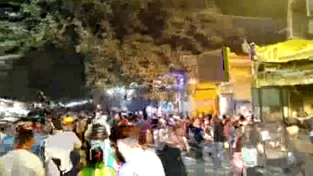 गोवर्धन विश्व प्रसिद्ध पांच दिवसीय राजकीय मुडिया पूनों मेला के दौरान रंग बिरंगी लाइटों की रोशनी से जगमगाता हुआ। 