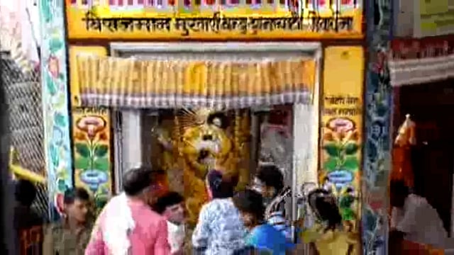 गोवर्धन में स्थित दानघाटी मंदिर में गिरिराज जी के दर्शन करते श्रद्धालु भक्त। 