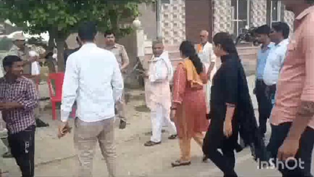 गुरु पूर्णिमा पर्व को लेकर महावन उप जिला अधिकारी ने किया बलदेव का निरीक्षण कर्मचारियो को दिये दिशा निर्देश