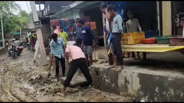 वार्ड नंबर 5 अटल नगर में जल जमाव की समस्या होने पर अध्यक्ष बिस्कोहर अजय गुप्ता ने पहुंचकर कराया निस्तारण