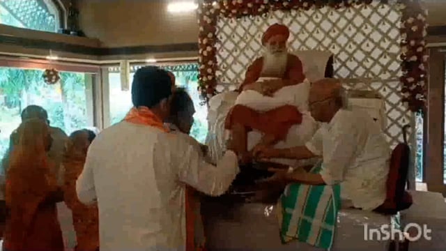 गुरु शरणानंद आश्रम में शिष्यों ने ली गुरु दीक्षा की चरण वंदना