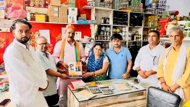 इटवा में पूर्व बेसिक शिक्षा मंत्री सतीश द्विवेदी की अगुवाई में चलाया गया महा जनसंपर्क अभियान गिनाई सरकार कि उपलब्धियां