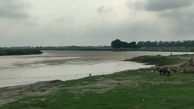 इटवा तहसील क्षेत्र में बहने वाली राप्ती नदी का बढ़ रहा जलस्तर लोगों को सता रा बाढ़ का डर