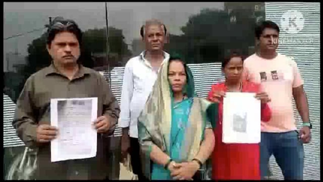 जिला अधिकारी कार्यालय पर पीड़ित महिला ने डीएम को प्रार्थना पत्र देकर दबंगों के खिलाफ कार्रवाई की है मांग