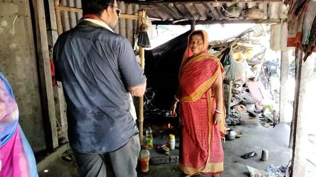 আসন্ন পঞ্চায়েত নির্বাচন নিয়ে বাড়ি বাড়ি গিয়ে ভোট প্রচার করছেন তৃণমূল কংগ্রেসের সত্য চক্রবর্তী