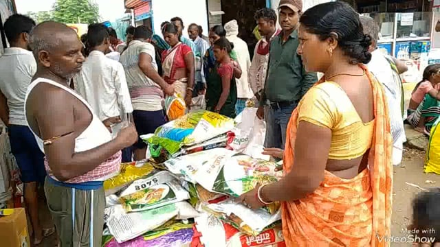 प्रखंड में धान के बीज की बिक्री में आई तेजी किसानों की उमड़ी भीड़