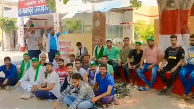 बलदेव कस्बा इंचार्ज की मनमानी से गुस्साए भाकियू कार्यकर्ताओं व पदाधिकारियों ने थाने पर किया धरना प्रदर्शन