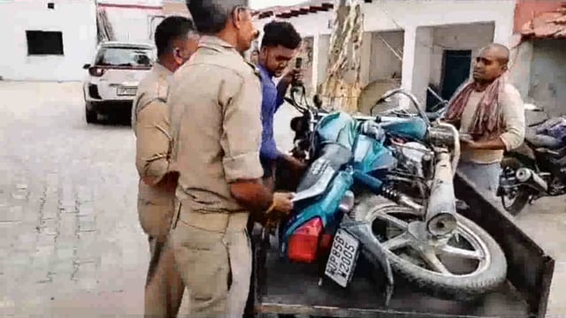 महावन महावन तहसील के समीप दो बाइकों में आमने-सामने की हुयी भिड़ंत बाइक सवार हुए गंभीर रूप से घायल