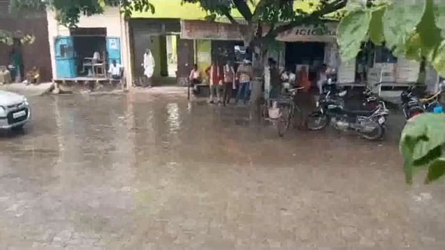 सावन के प्रथम दिन बलदेव वासियों पर इन्द्रदेवता हुये मेहरबान बारिश से मौसम हुआ सुहाना लोगों को गर्मी से  राहत मिली