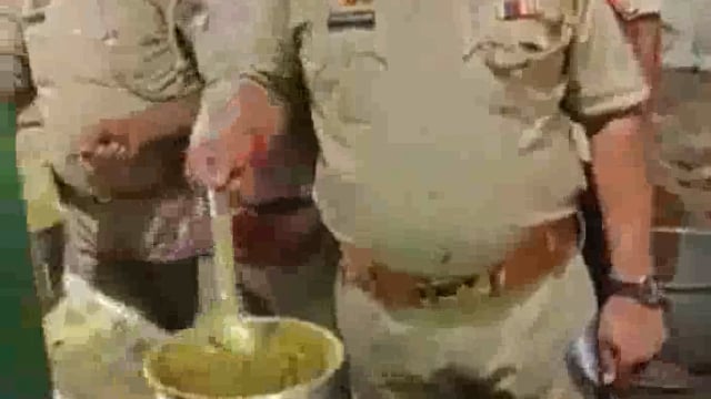 गुरु पूर्णिमा के पावन पर्व पर होमगार्ड जिला कमांडेंट द्वारा श्रद्धालुओं के लिए किया गया प्रसाद वितरण