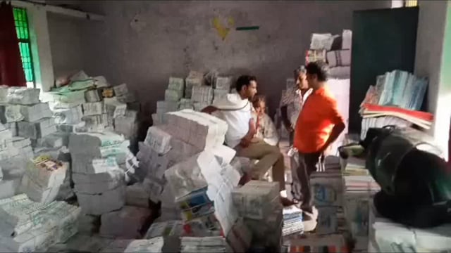 बलदेव खंड शिक्षा कार्यालय पर प्राइमरी व जूनियर के स्कूलों के लिए पुस्तकों का वितरण का कार्य हुआ शुरू