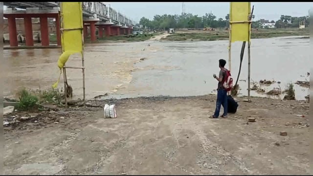 लखीसराय शहर के क्यूल नदी में बनाया गया आम रास्ता पर वर्षा का पानी आ जाने से पूर्णता हुआ बंद लोगों की बढ़ी परेशानी