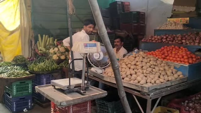लगातार सब्जियों के दामों में हो रही वृद्धि से आम नागरिक परेशान