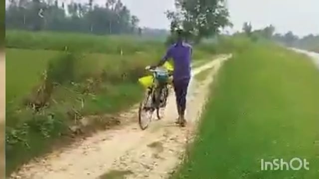 इटियाथोक क्षेत्र के अमारेभरियां गांव के लोग सरयू नहर पर विद्युत पोल के सहारे जान जोखिम में डालकर पार करते हैं नहर