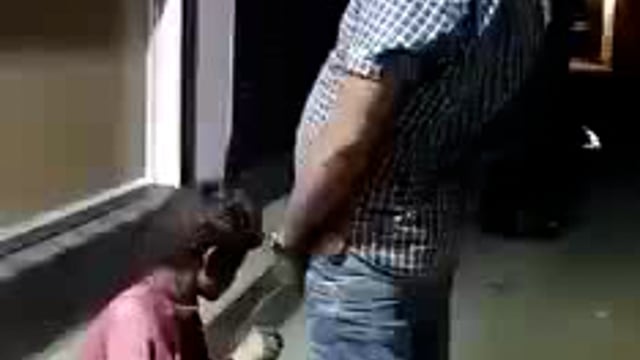 इंसानियत को शर्मसार करता हुआ वीडियो