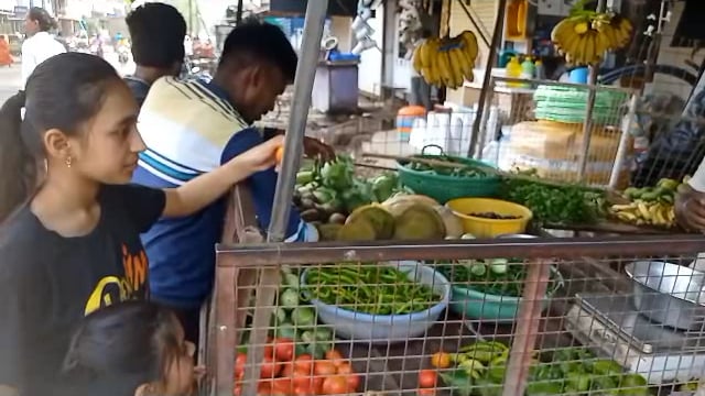 टमाटर हुआ पेट्रोल से मंहगा हाय यह महंगाई