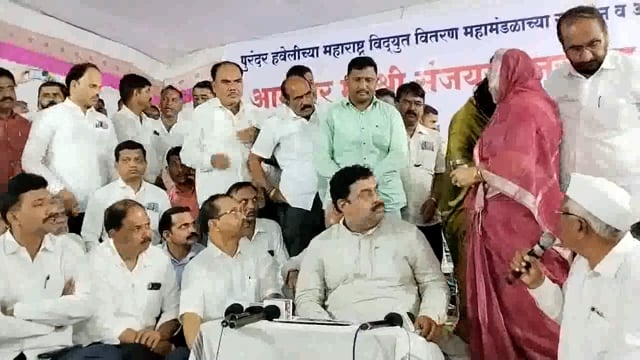 आमदार संजय जगताप यांनी सासवड येथे सुरू असलेले उपोषण घेतले मागे