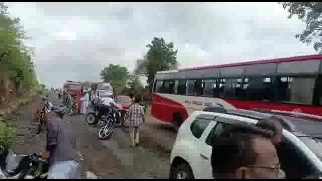 शेल्हाळ पाटी ते तादलापूर रस्ता दुरुस्त करावा,तोंडचिर येथे नागरिकांचे रस्ता रोको आंदोलन