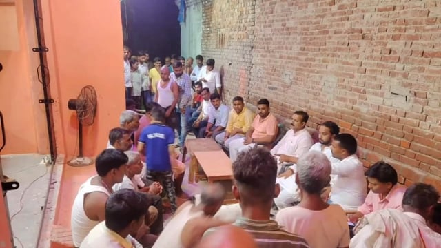 धंधरा मेंनदी में डूबने से2मासूम कीमौत के बाददेर रातपीड़ित परिवार से पूर्व बेसिक शिक्षामंत्री सतीश द्विवेदी ने कीमुलाकात 