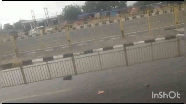 रिफाइनरी थाना क्षेत्र के बरारी गांव पर बारिश के चलते नेशनल हाईवे के सर्विस रोड पर हुआ जल भराव सकता है कोई हादसा