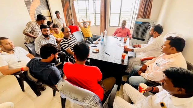 सोमवार को कड़ाई से बंदी करवाने के लिए व्यापारियों ने इटवा नगर पंचायत कार्यालय पर पहुंचकर अध्यक्ष को सौंपा पत्र