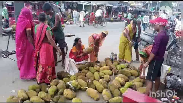 सूरजगढ़ा-कल नाग पंचमी को लेकर सूरजगढ़ा बाजार में आम कटहल धाम की लावा खरीदारी करते दिखे लोग