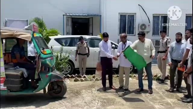 जिला पदाधिकारी ने परिवार नियोजन पखवाड़ा रथ को हरी झंडी दिखाकर किया रवाना