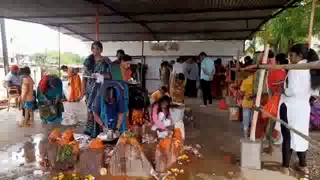 आकाडी निमित्ताने मरीआई मंदिरात दर्शनासाठी महिलांच्या रांगा