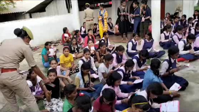 मिशन शक्ति अभियान के तहत त्रिलोकपुर के महिला बीट पुलिस अधिकारी द्वारा कस्बा बिस्कोहर में छात्राओ को किया गया जागरूक