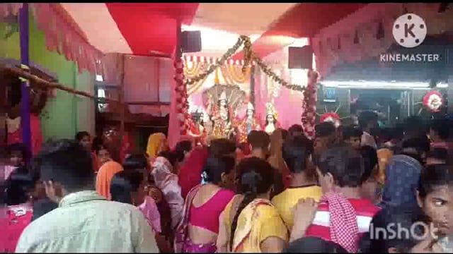 सूरजगढ़ा-पुरानी बाजार स्थित वार्ड नंबर 17 में विषहरी पूजा को लेकर आम लोगों की उमरी भीर