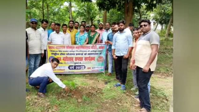 संस्कृत कॉलेज मैं वन महोत्सव सप्ताह का हुआ समापन नगर पंचायत अध्यक्ष ने किया पौधारोपण