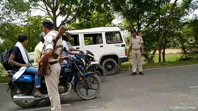 परना डाबर पुलिस ने दोपहिया वाहन चालकों की हेलमेट व शराब तस्करी की की गई जांच