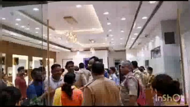 किराएदार और मकान मालिक में छिडी जंग बीच सड़क पर जमकर बवाल न्याय न मिलने पर महिला ने आत्महत्या की धमकी