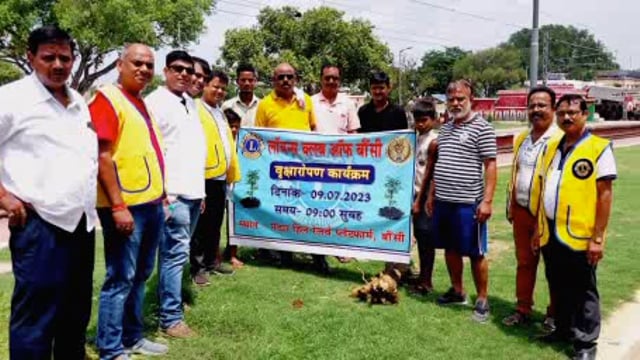 मंदार हिल रेलवे स्टेशन  परिसर मैं रविवार को  लायंस क्लब के तत्वावधान में वृक्षारोपण कार्यक्रम अभियान चलाया 