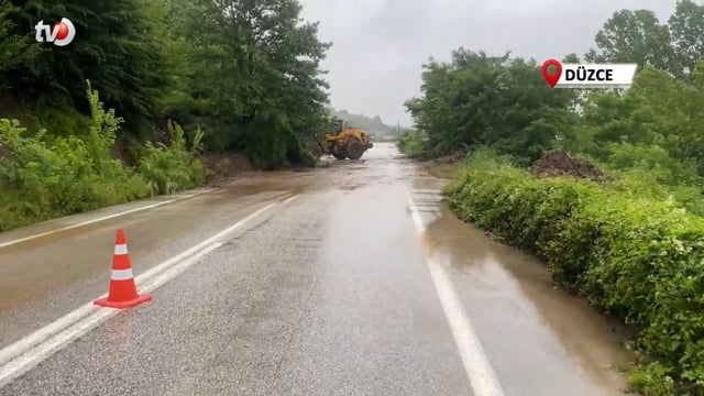 Şiddetli Yağış Heyelana Neden Oldu, Yol Trafiğe Kapandı