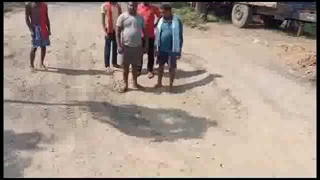 इंग्लिशमोड़ पुनसिया मुख्य सड़क गड्ढे में हुई तब्दील कभी भी हो सकती है बड़ी दुर्घटना घटित