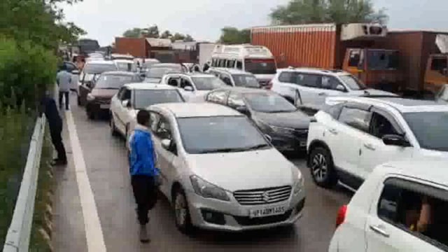 यमुना एक्सप्रेस वे के माइलस्टोन 59 पर बस से उतरती सवारी को बसने मारी टक्कर हुई दर्दनाक मौत 