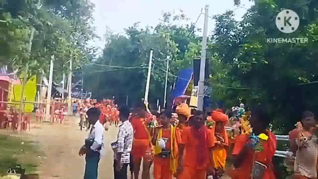 श्रावण मास की पहली सोमवारी को बाबा बैद्यनाथ पर जल चढ़ाने उमड़ी डाक कांवड़ियों की भीड़, कांवरियो की सेवा में जुटे शिवभक्त