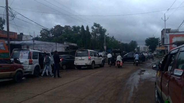 भाजपा की रैली में सुबह स्कूल के बच्चे जाम फंसे 