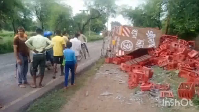 नगला भूप सिंह के समीप कोल्ड ड्रिंक से भरा ट्रक पलटा ग्रामीण उठाकर ले गए कोल्ड ड्रिंक की बोतले