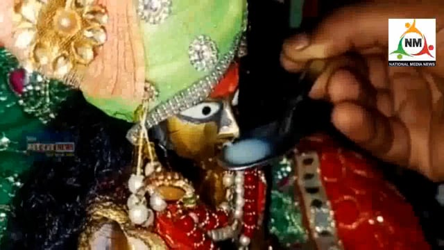 कान्हा की नगरी में अद्भुत चमत्कार एक वायरल वीडियो में दूध पीते हुए दिखे बाल गोपाल।