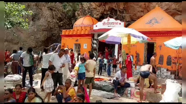 लखीसराय जिले के नक्सल प्रभावित क्षेत्र में अवस्थित श्रृंगी ऋषि धाम परिसर में श्रद्धालु कर रहे जलाभिषेक