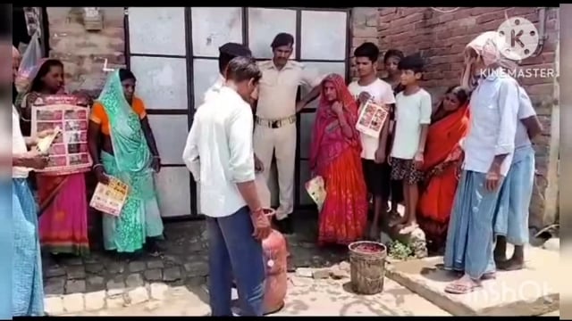 सूरजगढ़ा-मेदनीचौकी थाना क्षेत्र के बंसीपुर गांव में अग्निशमन कर्मी के द्वारा सिलेंडर में आग लगाकर बचाव की विधि बताई गई