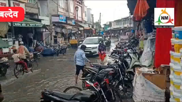 झमाझम बारिश से बल्देव के मैन बाजार में हुआ जल-भराव, राहगीरों को करना पड़ रहा दिक्कतों का सामना।
