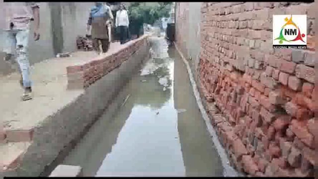 नौहझील ब्लांक की ग्राम पंचायत में जलभराव होने से मकानों में घुसा पानी आई दरारें, खून पसीने की कमाई से बनाया था मकान।