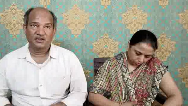 कौशांबी से आए हौदेश्वरनाथ धाम दर्शन करने युवक की पत्नी का चैन गिर गया तो हथिगवां पुलिस ने ढूंढ कर दिया युवक ने जतायाआभार