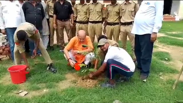 बांसडीह डी इंटर कॉलेज में वन महोत्सव कार्यक्रम के तहत किया गया पौधारोपण