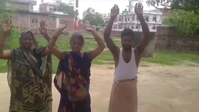 ग्रामीणों ने आवास की मांग को लेकर विरोध प्रदर्शन कर अधिकारियों से लगाई गुहार